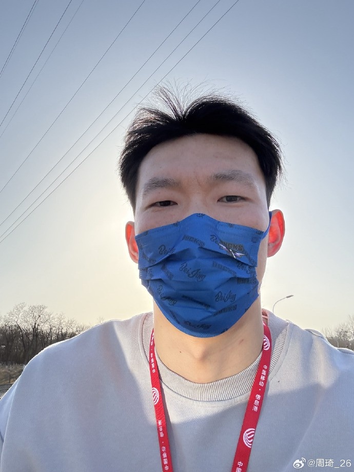 悠閑！周琦騎京牌電動(dòng)車(chē)出行：太陽(yáng)出來(lái)了 開(kāi)京牌兜兜風(fēng)！