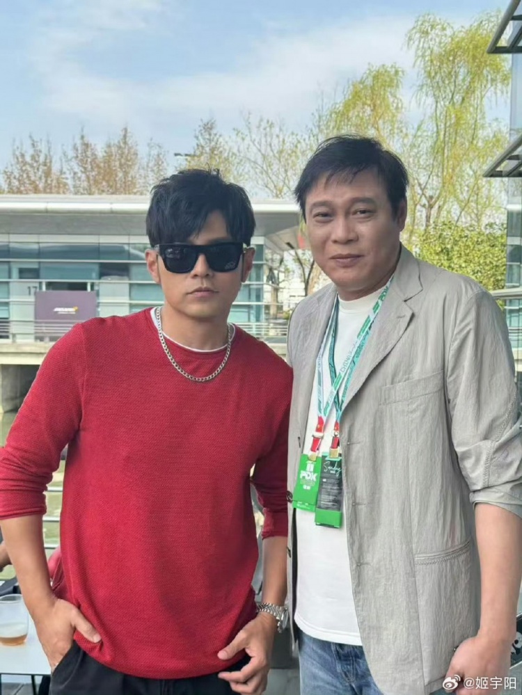 上海觀(guān)戰F1！記者曬范志毅與周杰倫合影照