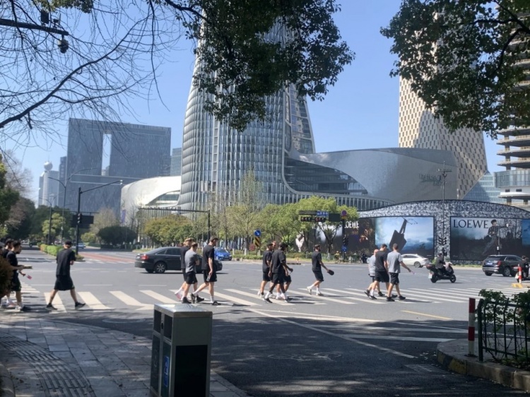 心態(tài)放松，有網(wǎng)友拍到澳大利亞隊早上在萬(wàn)象城citywalk