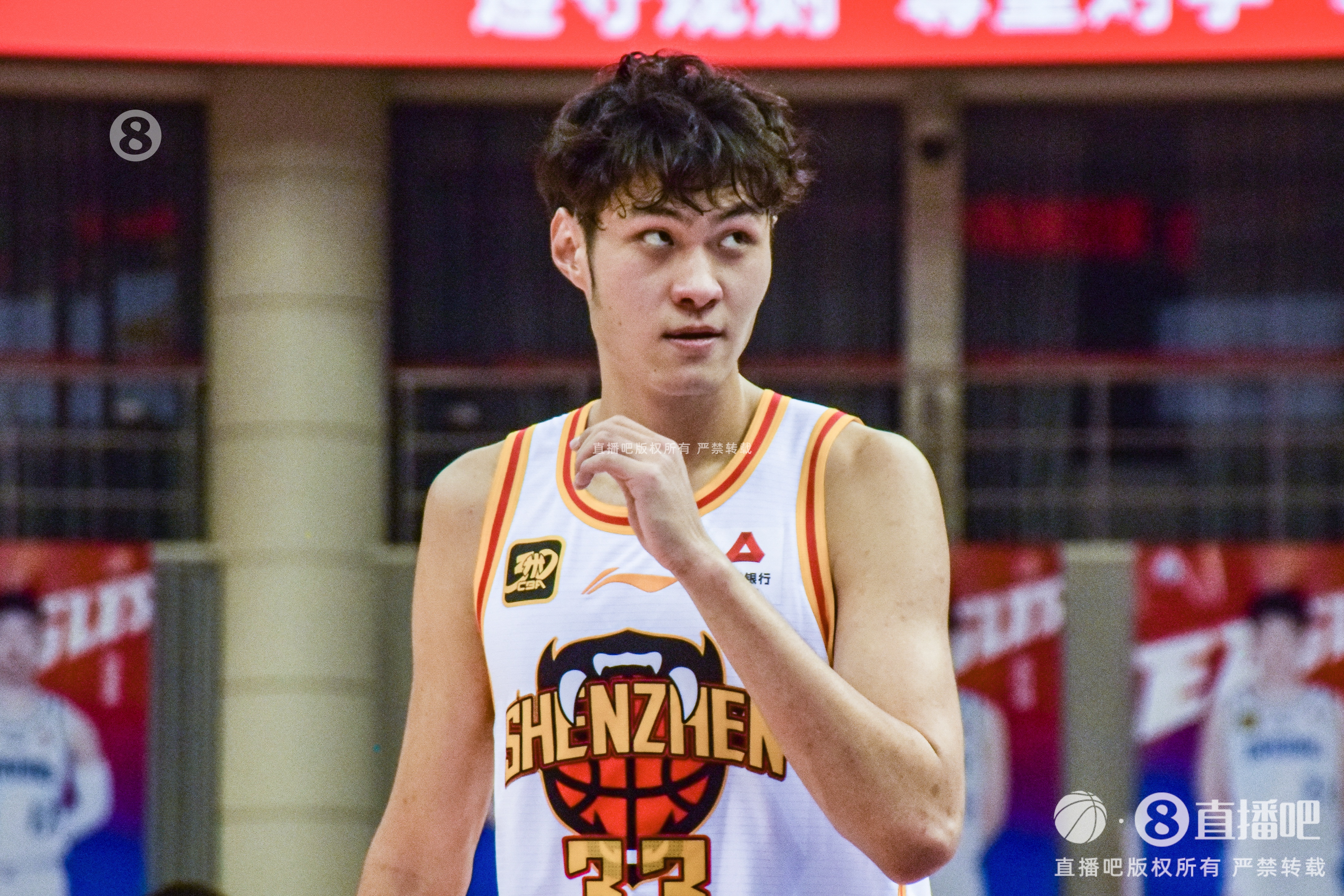 敢打敢拼！王浩然首節打滿(mǎn)12分鐘6中4拿到11分&上演反擊飛身劈扣